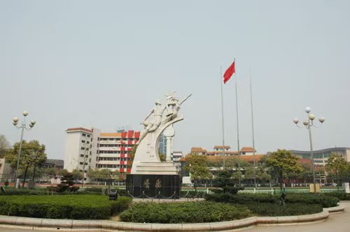 湘乡一中校园雕塑